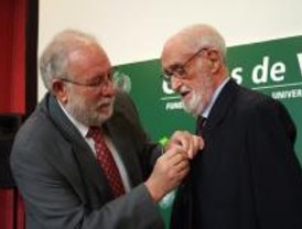 La UCM concede su medalla de honor a José Luis Sampedro