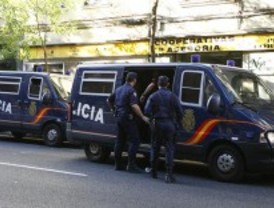 Detenidos por robar y retener a una familia