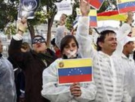 Decenas de venezolanos protestan en Madrid contra el referéndum de su país