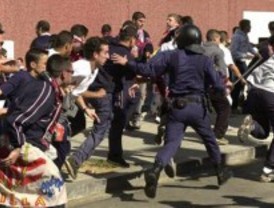 Dos policias y seis aficionados del Sevilla heridos en un enfrentamiento en la Plaza Mayor