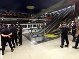 La policía trata de desalojar a varios trabajadores de Metro para poder abrir la línea 8