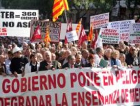 Arquitectos, médicos y estudiantes se manifiestan contra el plan Bolonia
