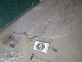 Denuncian la caza de aves con red horizontal