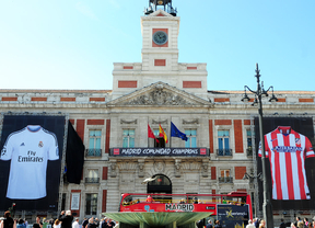Dos grandes camisetas del Real Madrid y Atlético de Madrid en la Puerta del Sol