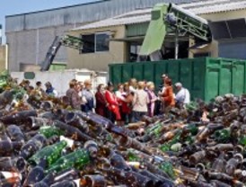 Jornada de puertas abiertas en una plan de reciclaje de vidrio