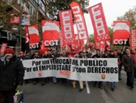 Cientos de ferroviarios protestan ante Fomento contra la privatización del ferrocarril