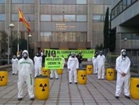 Greenpeace lleva residuos radiactivos simbólicos al Ministerio de Industria
