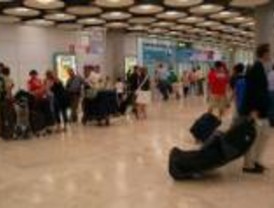 Una familia chilena está retenida en el aeropuerto de Barajas