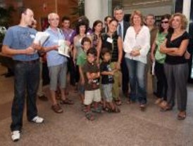 Vecinos de Vicálvaro recogen 5.000 firmas para reclamar infraestrucutras educativas