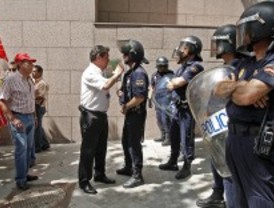 Los trabajadores públicos se manifiestan en la Asamblea a la espera del 'tijeretazo' regional