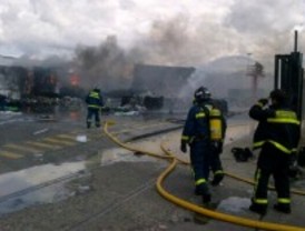 Aparatoso incendio en una empresa de reciclaje de papel y cartón en un polígono de Villaverde