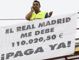 Un empresario se sube a una grúa para reclamar 110.020 euros al Real Madrid