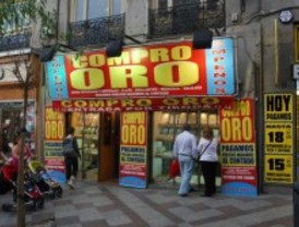 Cuatro individuos simulan ser policías para robar en casas de oro