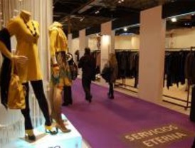 Activistas se encadenan por el cuello en un stand peletero del IFEMA