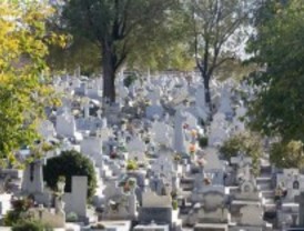 Detenidos por sustraer 14 crucifijos de las lápidas del cementerio de Vicálvaro