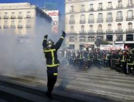 Medio millar de bomberos se concentran en Sol para donar sangre y protestar