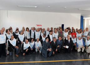 La reina, con voluntarios del Banco de Alimentos