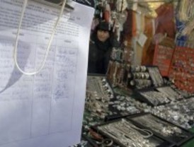 Los vendedores cuelgan carteles para agradecer el apoyo ciudadano en su lucha para conservar sus puestos