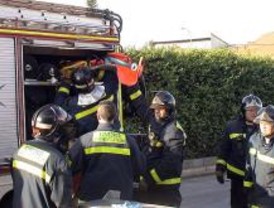 Dos heridos al caer por el hueco de una nave industrial en Vallecas