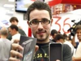 Cientos de madrileños hacen cola por la noche para comprar el nuevo iPhone 4