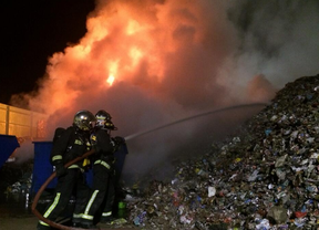 Arde el almacenaje exterior de una empresa de reciclaje en Arganda