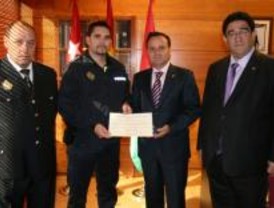 Coslada homenajea a un policía local que evitó un atraco en Jaén