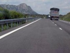 Un muerto y dos heridos graves al volcar su vehículo en la carretera de Burgos