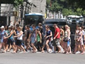 Los madrileños reciben más turistas que nunca, pero viajan menos