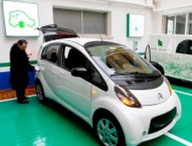 FCC estrena sus plazas de aparcamiento para coches eléctricos