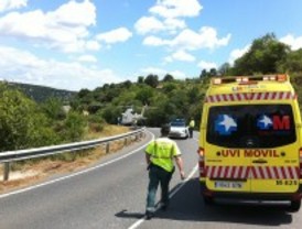 Un motorista, grave tras chocar con otra moto y caer por un barranco de 5 metros de altura