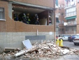 Una explosión de gas en un edificio de San Blas provoca quemaduras a cinco personas