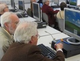 El Ayuntamiento pone en marcha 31 nuevas aulas de informática en centros municipales de mayores
