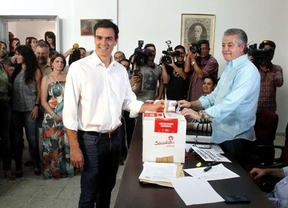 Pedro Sánchez vota en Tetuán convencido de que las urnas apostarán por "el cambio"