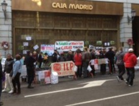 Quince personas se encierran en una oficina de Bankia contra los desahucios