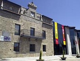 Concentración contra el cese de la directora de una escuela infantil