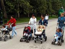 5.000 familias madrileñas cobraron en enero 2.500 euros por hijo