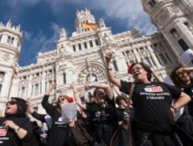 La 'marea negra' protesta en Cibeles