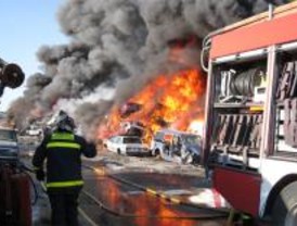 Arden unas 25 toneladas de chatarra en un incendio originado en Loeches