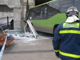 Arrollado un peatón al chocar dos autobuses en el intercambiador de Aluche