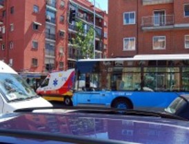 Dos heridos leves al colisionar un autobús de la EMT con una furgoneta