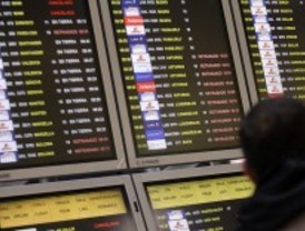Largas colas y pasajeros indignados en el día con más tráfico de la operación salida en Barajas