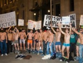 Medio centenar de opositores se desnudan por las 'irregularidades' en el examen a bombero