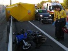 Un motorista muerto y una mujer herida tras un choque entre motos en la Calle 30