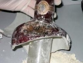 Detienen en Barajas a dos pasajeros con cocaína en una botella de ron