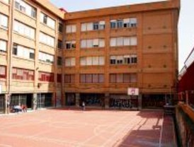 Un millar de padres y alumnos del Mirasierra protestan contra el derribo
