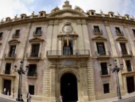 El TSJCV dice que no existe relación entre el pago de los trajes y la adjudicación de contratos