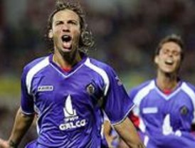 El Atlético de Madrid y el Getafe Club de Fútbol entregan regalos a los niños