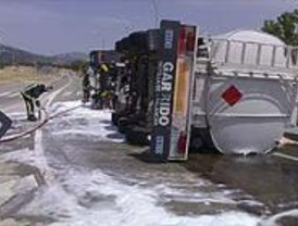 Un camión cisterna vertió 6.000 litros de gasolina al volcar en la M-611