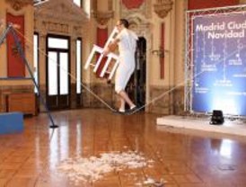 Ángeles anunciarán la Navidad con toneladas de plumas en la plaza de Oriente