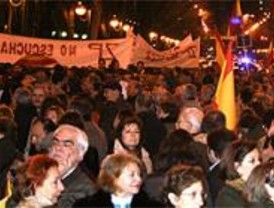 Cientos de madrileños protestan ante la Fiscalía por la retirada de cargos de Otegi